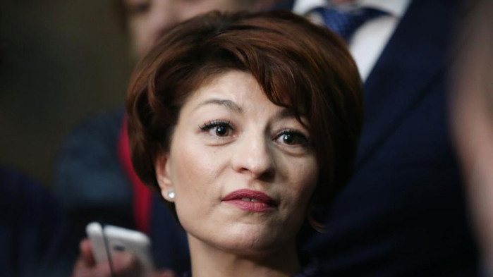 Атанасова: „Премиерът“ разказвал за торти… „като няма хляб, яжте пасти“
