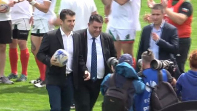 Премиерът Кирил Петков изненадващо се появи на ръгби мача България