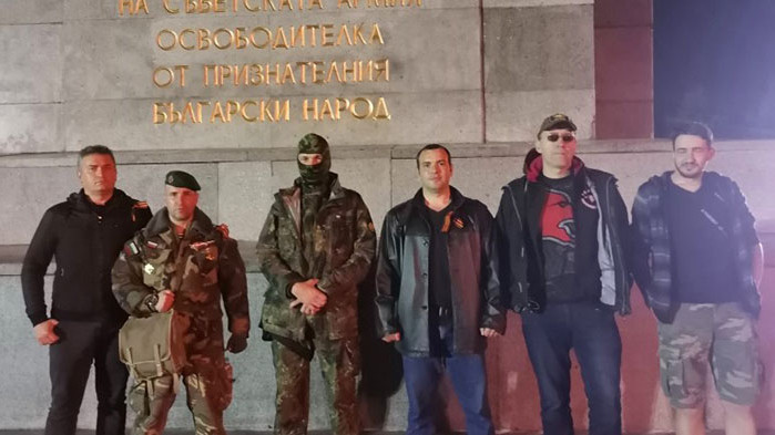 Доброволни сформирования се окопават около Паметника на съветската армия в