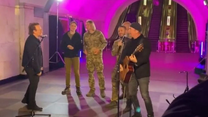 И Боно се разходи до Киев, за да пее в метрото и да подкрепи страната (ВИДЕО)