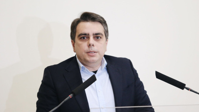 Василев свика извънреден коалиционен съвет в отсъствието на Петков