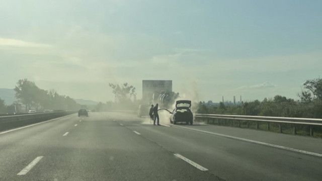 Лек автомобил се запали на автомагистрала Тракия на входа на