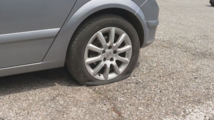 Десетки автомобили осъмнаха с нарязани гуми