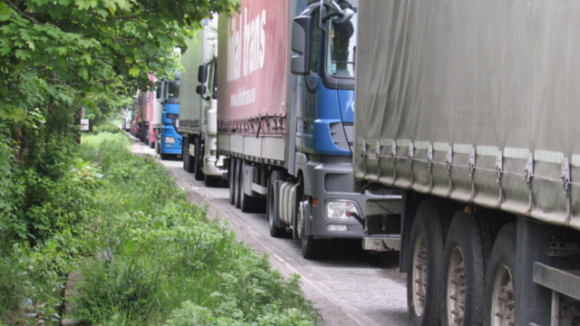 МВР на Бойко Рашков не допуска стотиците камиони и автобуси