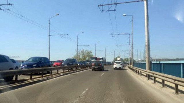 Аспарухов мост във Варна е задръстен, протестът на превозвачите продължава