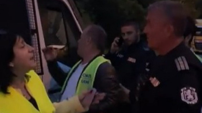 МВР изчака медиите да си тръгнат, за да изгони превозвачите и от входа на София