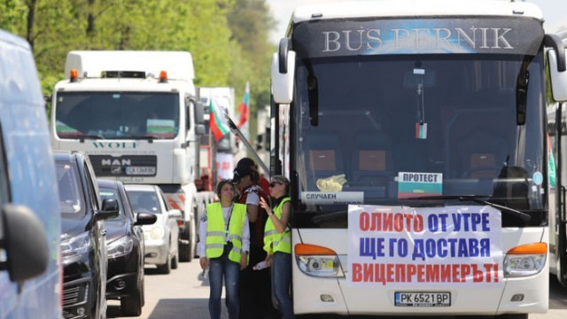 Водачите на тежкотоварните автомобили и автобуси снощи се изтеглиха от