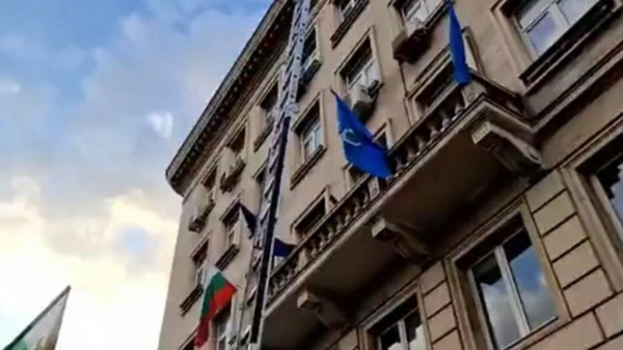 „Възраждане“ опитаха да свалят украинския флаг