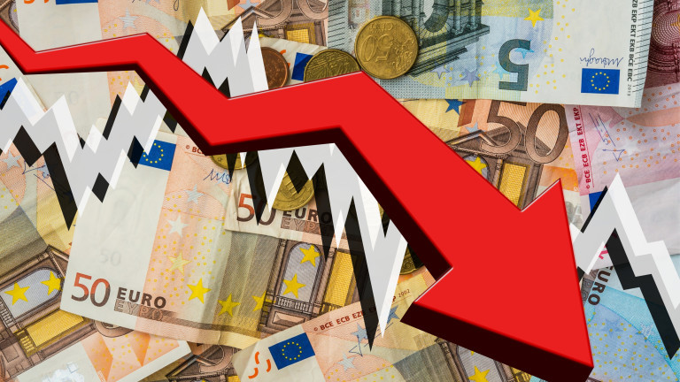 Еврото бележи най-ниски нива спрямо долара от 2016-а насам