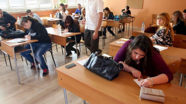 Между две различни теми ще избират зрелостниците тази година на