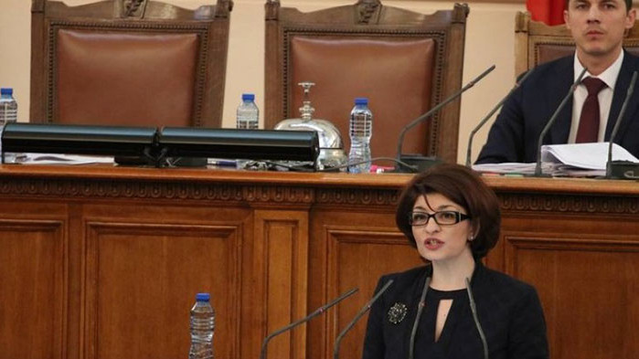 Десислава Атанасова: Управляват ни аматьори и шарлатани!