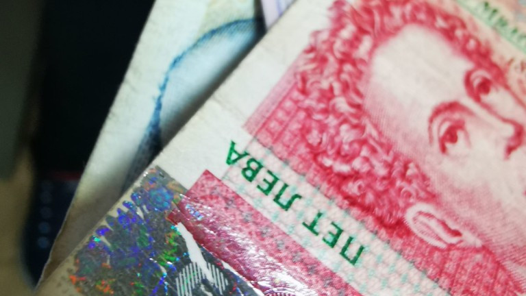 Изплатени са заплатите на служителите в Български пощи. В това увери