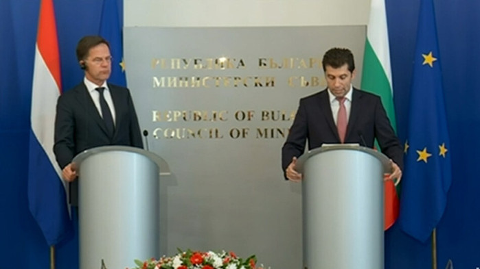 Премиерът Кирил Петков се похвали, че ходи пеша по софийските