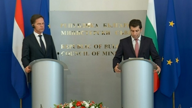 Премиерът Кирил Петков се похвали че ходи пеша по софийските