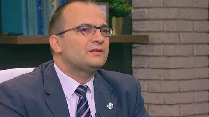 Комуникацията вътре в коалицията драматично трябва да се подобри. Трябва