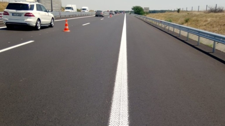 Тежкотоварен камион се е преобърнал в района на 138-ми км