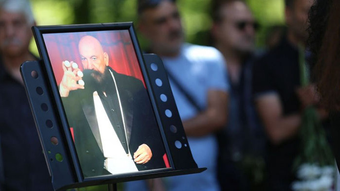 Десетки роднини, близки, приятели и колеги от света на магията