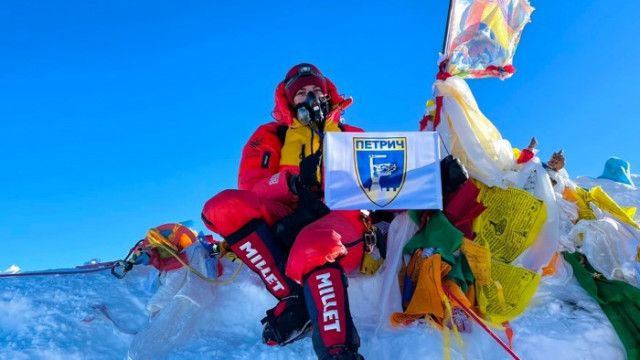 България отново на връх Еверест! Силвия Аздреева изкачи Еверест и Лхотце