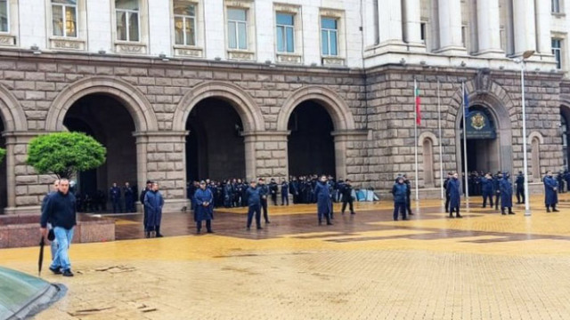 Засилено полицейско присъствие има пред сградите на Министерския съвет и
