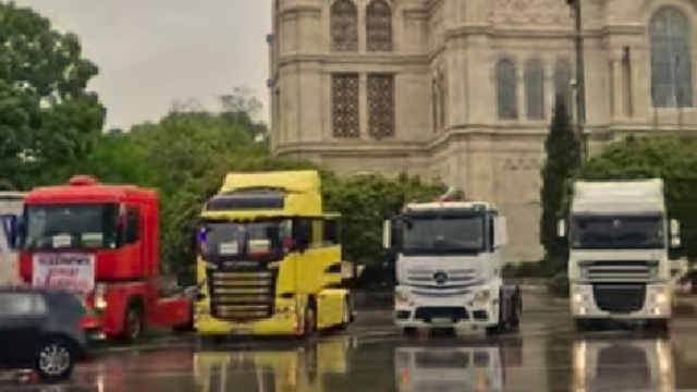 Протестът на превозвачите: Камиони паркираха пред Катедралата във Варна