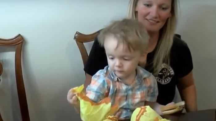 2-годишно дете поръча 31 чийзбургера, остави и голям бакшиш (ВИДЕО)