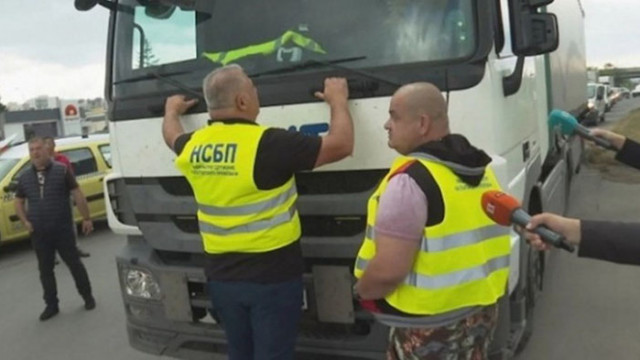 Напрежение на протеста на превозвачите в Бургас съобщава БТВ Демонстрантите
