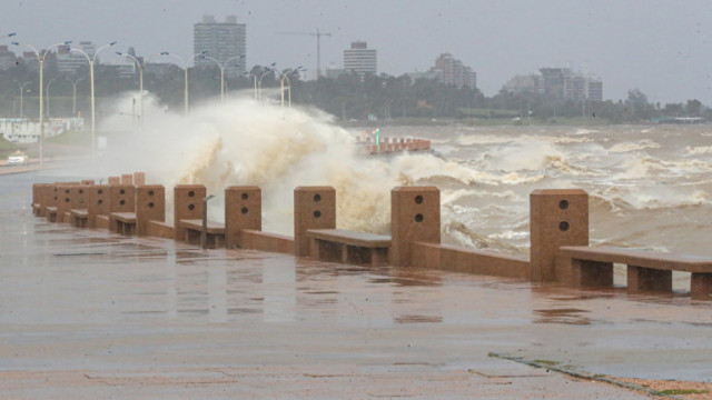 Уругвай беше засегнат от силни ветрове и високи вълни когато