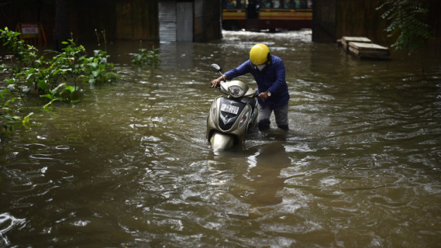 Седем души загинаха при наводнения в Индия