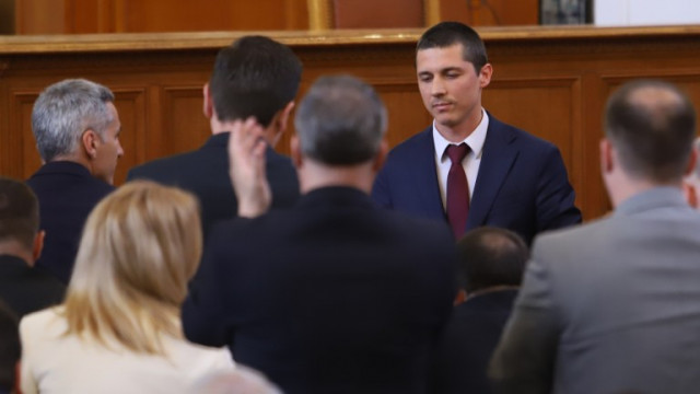 След 4 часа дебати: Постът на Мирослав Иванов е спасен, но не и духът на парламентаризма