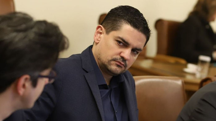 Радостин Василев и обещанията към федерациите – едните моркова, за другите тоягата