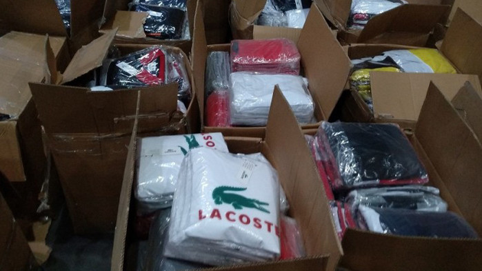 Фалшиви стоки на известни търговски марки, са иззети при акция на полицията във Варна