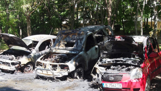 Запалиха украинска кола във Варна, засегнати са още две