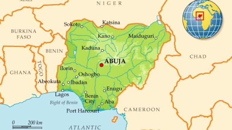 Четирима души загинаха, след като триетажна сграда се срути в