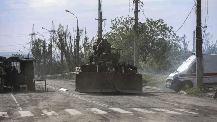 Украйна удължи военното положение, Русия засили настъплението към Донбас