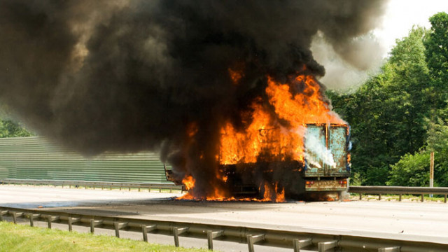 Камион горя в центъра на Русе, подозират умишлен палеж