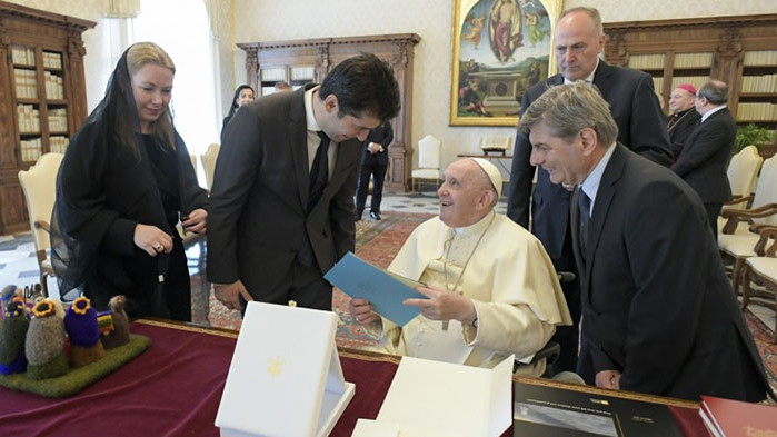 В официалното съобщение от Ватикана няма нито дума за “корупция”, срещата била 20 минути