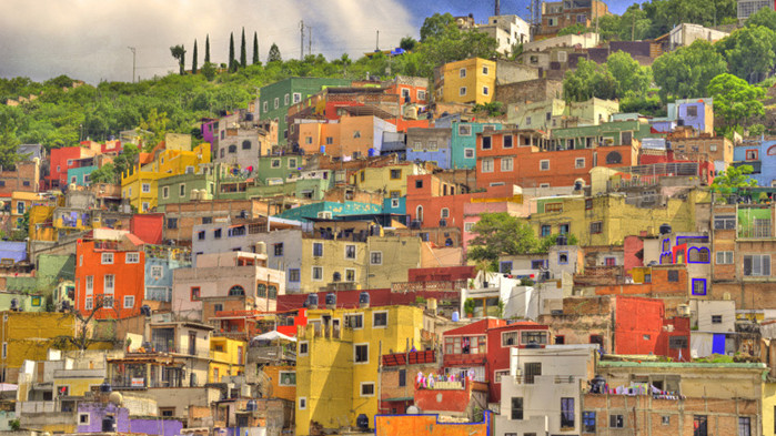 Да живееш и работиш в чужбина е често срещано решение