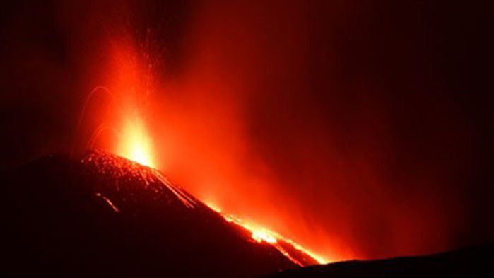 Вулканът Етна отново се пробуди с мощно изригване. Вулканът изхвърли облак