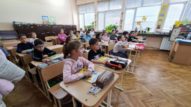 Над 58 хиляди четвъртокласници се явяват на НВО по български език и литература