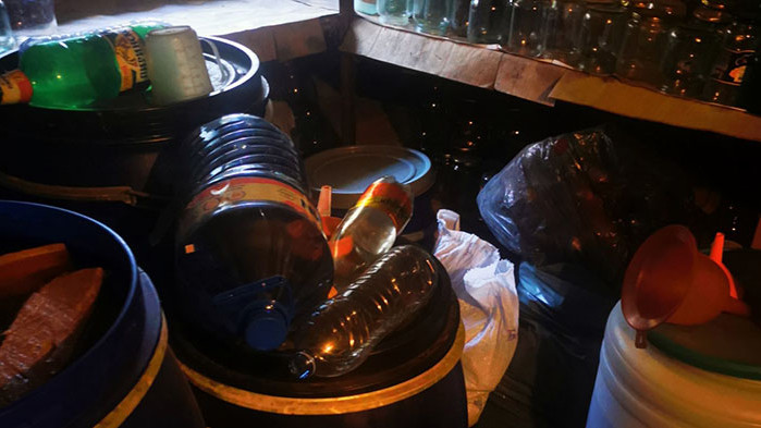 1300 литра нелегален алкохол спипаха в Долни Чифлик