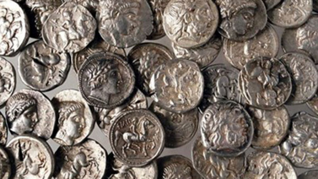 5 монети с белези на културно исторически ценности старинен пистолет старинен