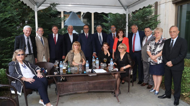 Стотици представители на българския политически и културен елит дойдоха в