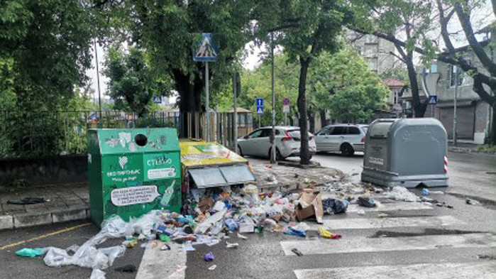 И при празни контейнери във Варна - масово се изхвърлят отпадъци извън тях (снимки)