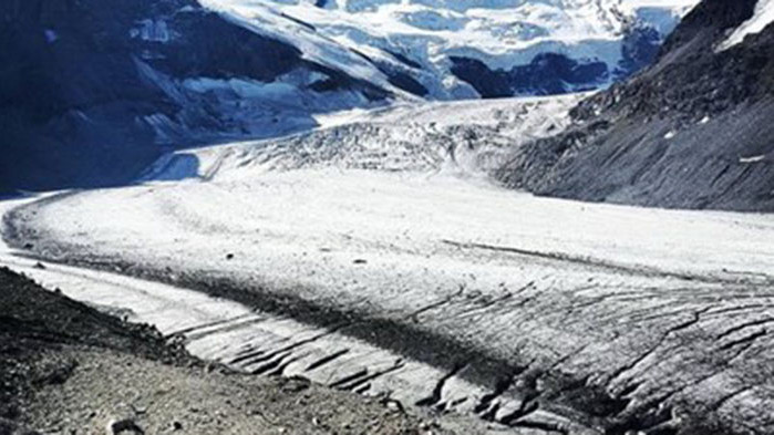 Двама алпинисти загинаха, 9 са ранени заради късове от топящ се ледник