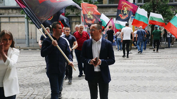 ВМРО протестират пред КЕВР срещу поскъпването на тока и парното.