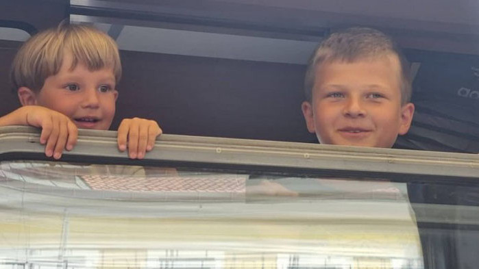 57 украински бежанци, предимно майки с малки деца, отпътуваха с