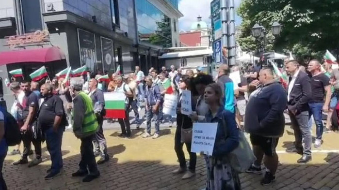 Протест на превозвачите се провежда пред Министерство на транспорта. Протестиращите