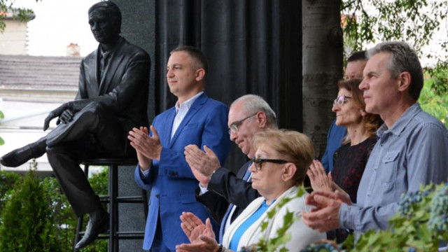 Паметник посветен на Шарл Азнавур кралят на френския шансон артист