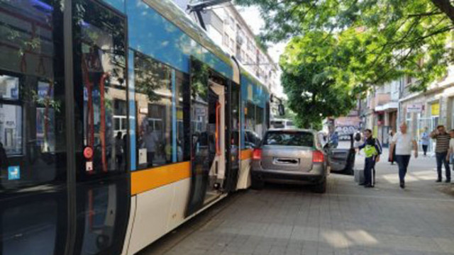 Катастрофа между трамвай и автомобил затруднява движението на ул Граф