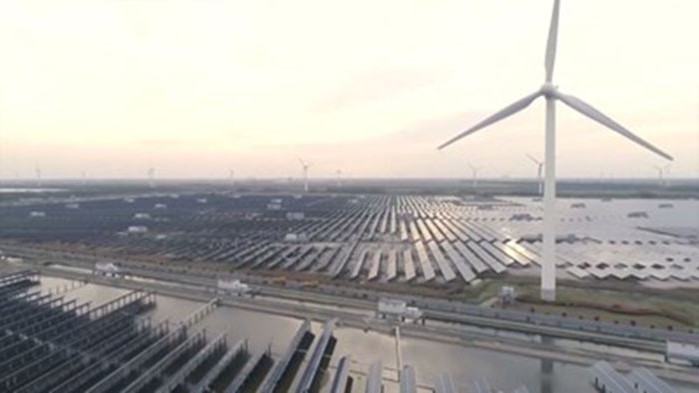 Китай ще увеличи капацитета за производство на вятърна и слънчева енергия за по-чист енергиен микс